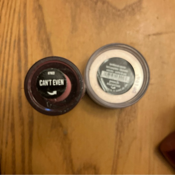 bareMinerals Lipstick/lipliner/lip gloss and blush 
Reds, pinks, earth tones - Picture 5 of 5